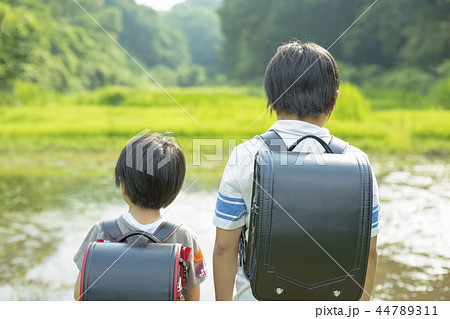通学途中の小学生 通学途中の小学生 44789311