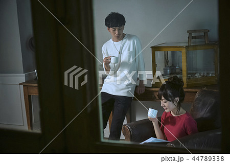 コーヒーを飲む男女 44789338