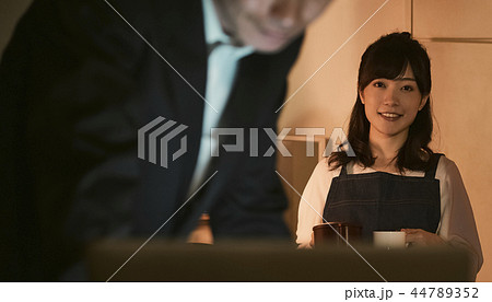 夫婦のライフスタイル 44789352