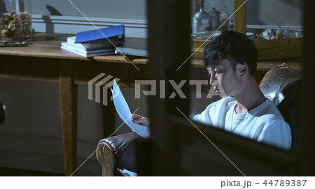 自宅で仕事をする男性 自宅で仕事をする男性 44789387