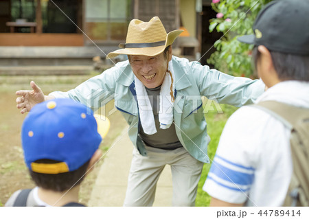 おじいちゃんと孫 44789414