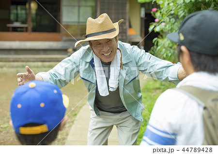 おじいちゃんと孫 44789428
