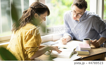 カフェで英語を勉強する女性 44789523