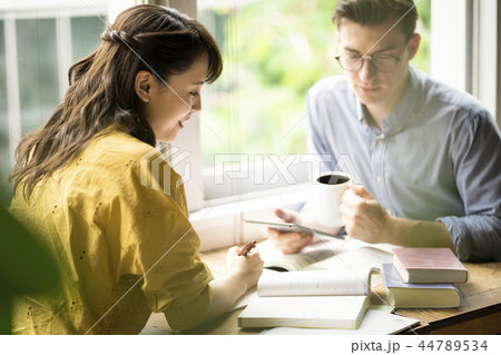 カフェで英語を勉強する女性 カフェで英語を勉強する女性 44789534