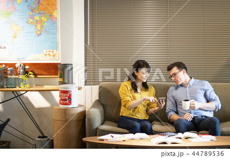 カフェで英語を勉強する女性 カフェで英語を勉強する女性 44789536
