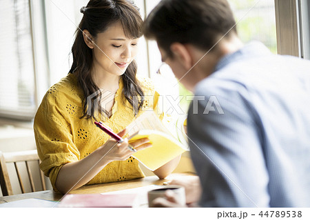 カフェで英語を勉強する女性 44789538