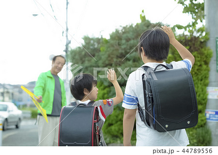 小学生の通学路 44789556