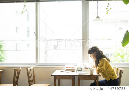 カフェで英語を勉強する女性 44789723