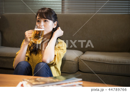 一人飲みを楽しむ女性の写真素材