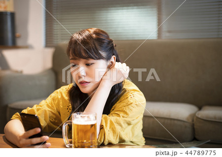 一人飲みを楽しむ女性 一人飲みを楽しむ女性 44789775