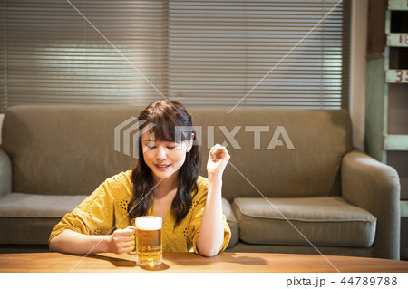 一人飲みを楽しむ女性 一人飲みを楽しむ女性 44789788