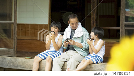 おじいちゃんと孫 44789814