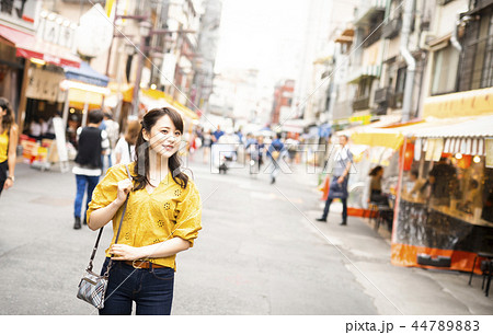 一人飲みを楽しむ女性 44789883