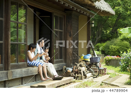 おじいちゃんと孫 44789904