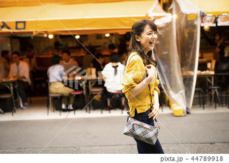 一人飲みを楽しむ女性 一人飲みを楽しむ女性 44789918