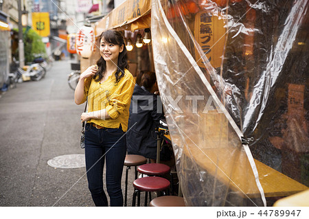 一人飲みを楽しむ女性 44789947