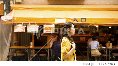 一人飲みを楽しむ女性 44789963