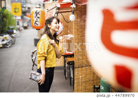 一人飲みを楽しむ女性 44789970