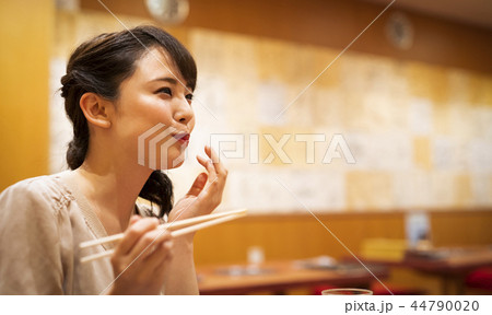 一人で食事を楽しむ女性 一人で食事を楽しむ女性 44790020