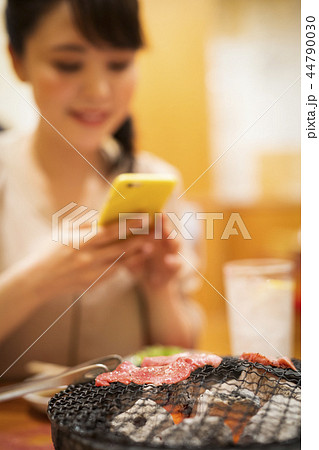 一人で食事を楽しむ女性 44790030