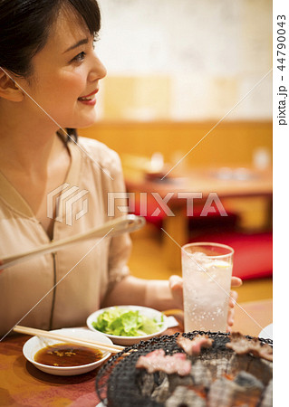 一人で食事を楽しむ女性 一人で食事を楽しむ女性 44790043