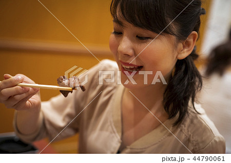 一人で食事を楽しむ女性 44790061