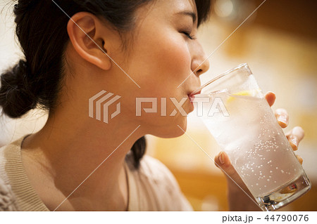 一人で食事を楽しむ女性 44790076