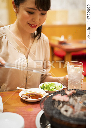 一人で食事を楽しむ女性 44790090