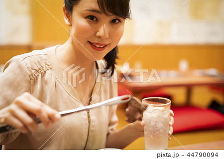 一人で食事を楽しむ女性 一人で食事を楽しむ女性 44790094