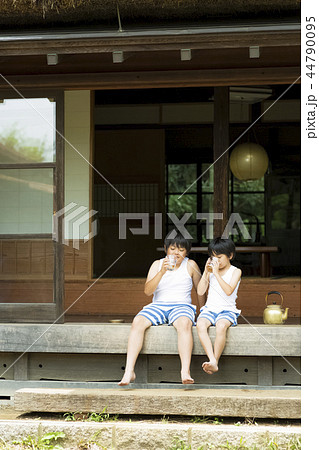 夏休みの男の子 44790095