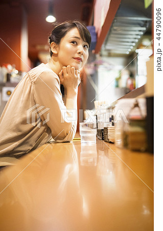 一人でラーメンを楽しむ女性 44790096