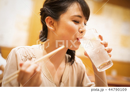 一人で食事を楽しむ女性 44790109