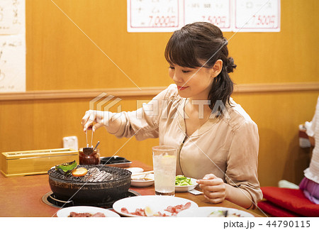 一人で食事を楽しむ女性 一人で食事を楽しむ女性 44790115