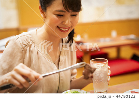 一人で食事を楽しむ女性 44790122