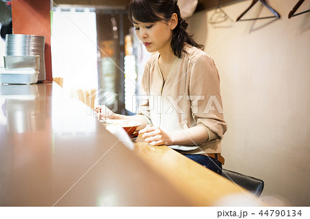 一人でラーメンを楽しむ女性 44790134