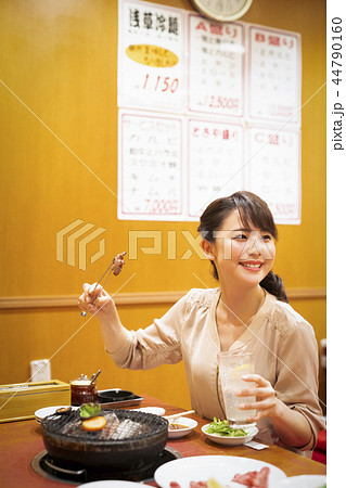 一人で食事を楽しむ女性 一人で食事を楽しむ女性 44790160