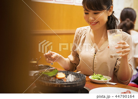 一人で食事を楽しむ女性 44790164