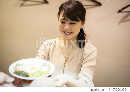 一人でラーメンを楽しむ女性 44790166