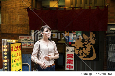一人で食事を楽しむ女性 44790168