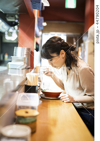 一人でラーメンを楽しむ女性 44790204