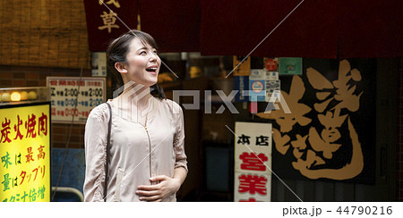 一人で食事を楽しむ女性 44790216