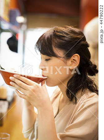 一人でラーメンを楽しむ女性 一人でラーメンを楽しむ女性 44790222