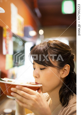 一人でラーメンを楽しむ女性 44790223