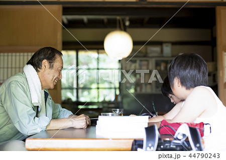 おじいちゃんと孫 44790243