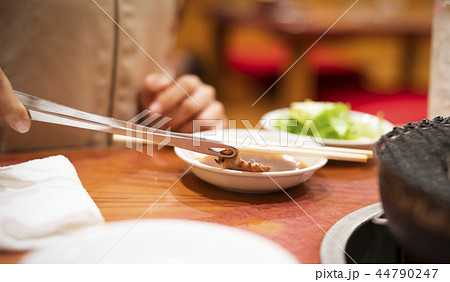 一人で食事を楽しむ女性 44790247