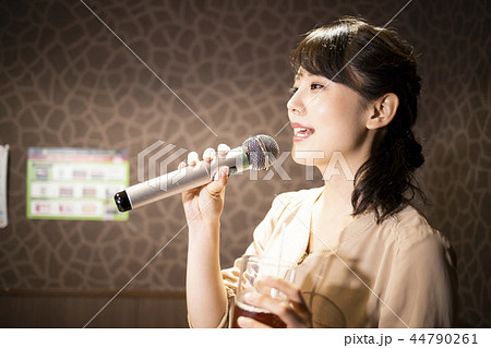 一人でカラオケを楽しむ女性 一人でカラオケを楽しむ女性 44790261