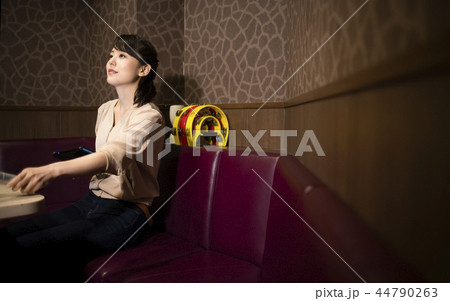 一人でカラオケを楽しむ女性 一人でカラオケを楽しむ女性 44790263