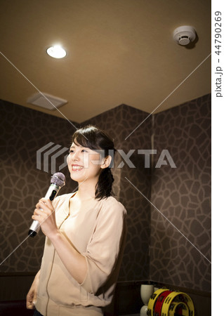 一人でカラオケを楽しむ女性 一人でカラオケを楽しむ女性 44790269
