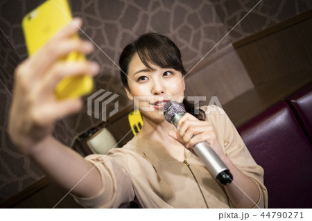 一人でカラオケを楽しむ女性 一人でカラオケを楽しむ女性 44790271