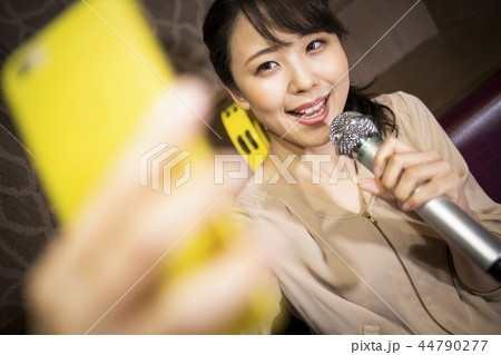 一人でカラオケを楽しむ女性 44790277